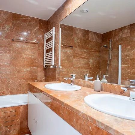아파트 Seaside 3br Flat In Povoa By Lovelystay *
