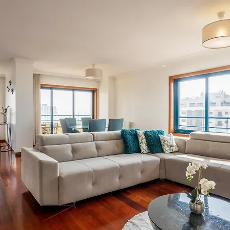 아파트 Seaside 3br Flat In Povoa By Lovelystay