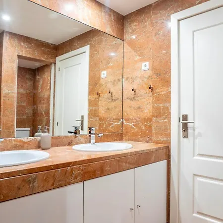 아파트 Seaside 3br Flat In Povoa By Lovelystay