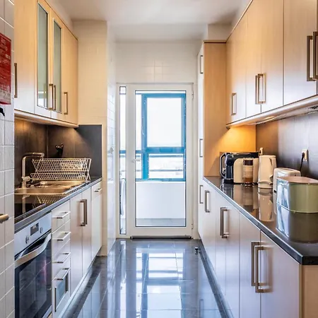 Seaside 3br Flat In Povoa By Lovelystay דירה